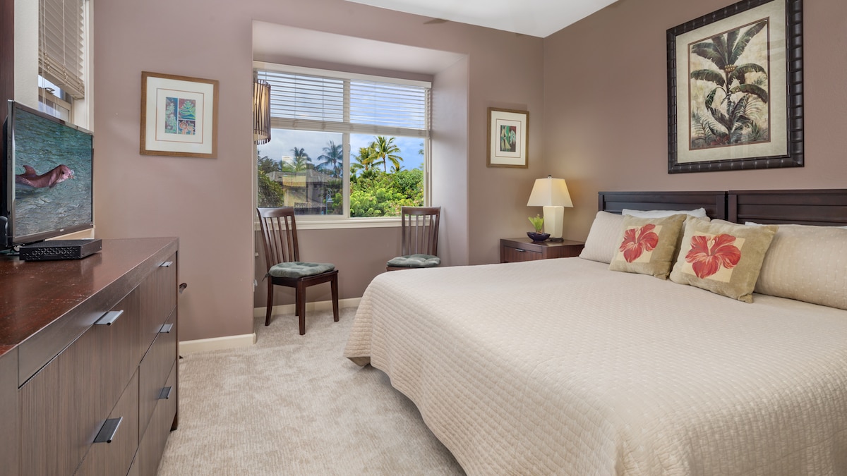 Spacious second bedroom with king bed and ensuite bath!  The bed can be converted to twins if desired. 