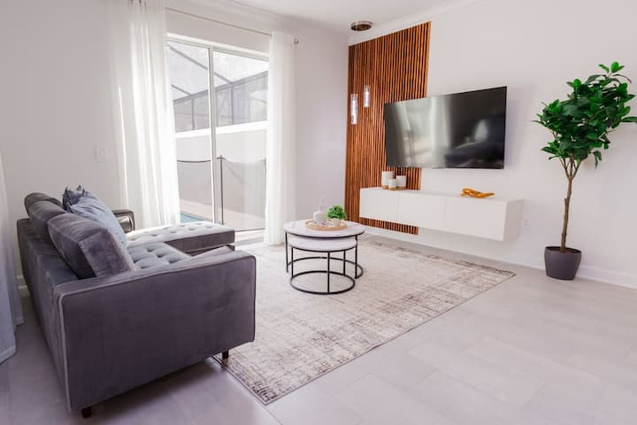 Spacious Townhome With Pool | Sleeps 13 - Florida