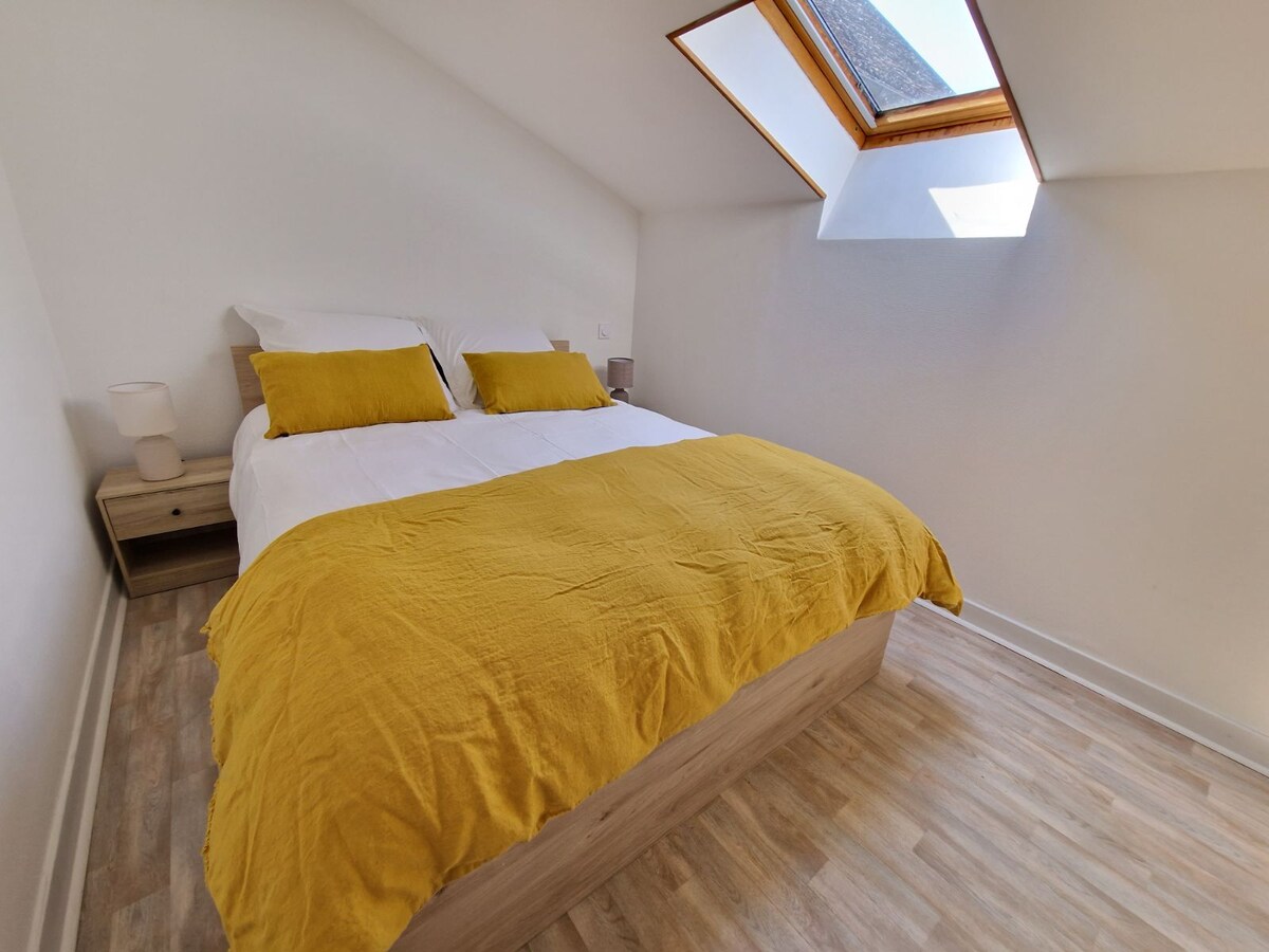 Dormitorio con una cama de 140