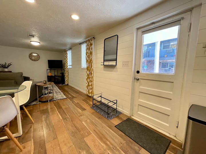 Monthly 2bd/1 Ba Den- Carport, Walk To Coffee/park - Lakewood, CO