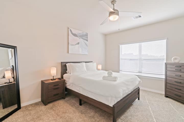 The Master Suite is the perfect size and the bed views a brand new 50 inch HDTV. Svaki noćni ormarić ima svjetiljku s MIKRO USB i USB-C priključkom za punjenje telefona!