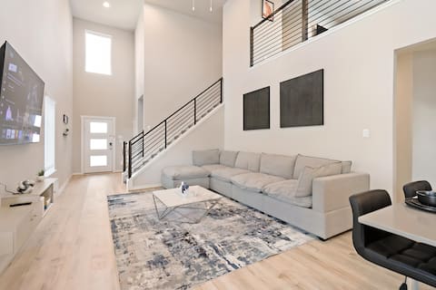 Popular Airbnb listing: Modern Quiet 3BR Home Nr Rodeo w/ Spacious Backyrd in South Acres / Crestmont Park