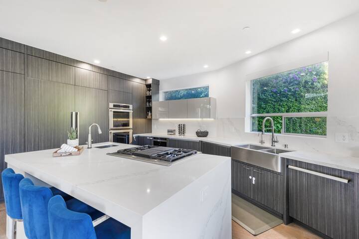 Cozy & Elegant Haven by Trendy Attractions gallery image 4