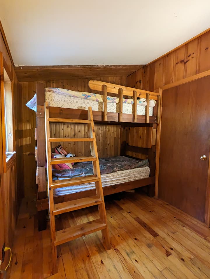 غرفة نوم ثانية. 