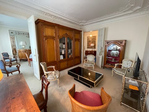 Successful Airbnb property: Cosy apartment halfway Montmartre/St Lazare Stn in Paris 8e Arrondissement