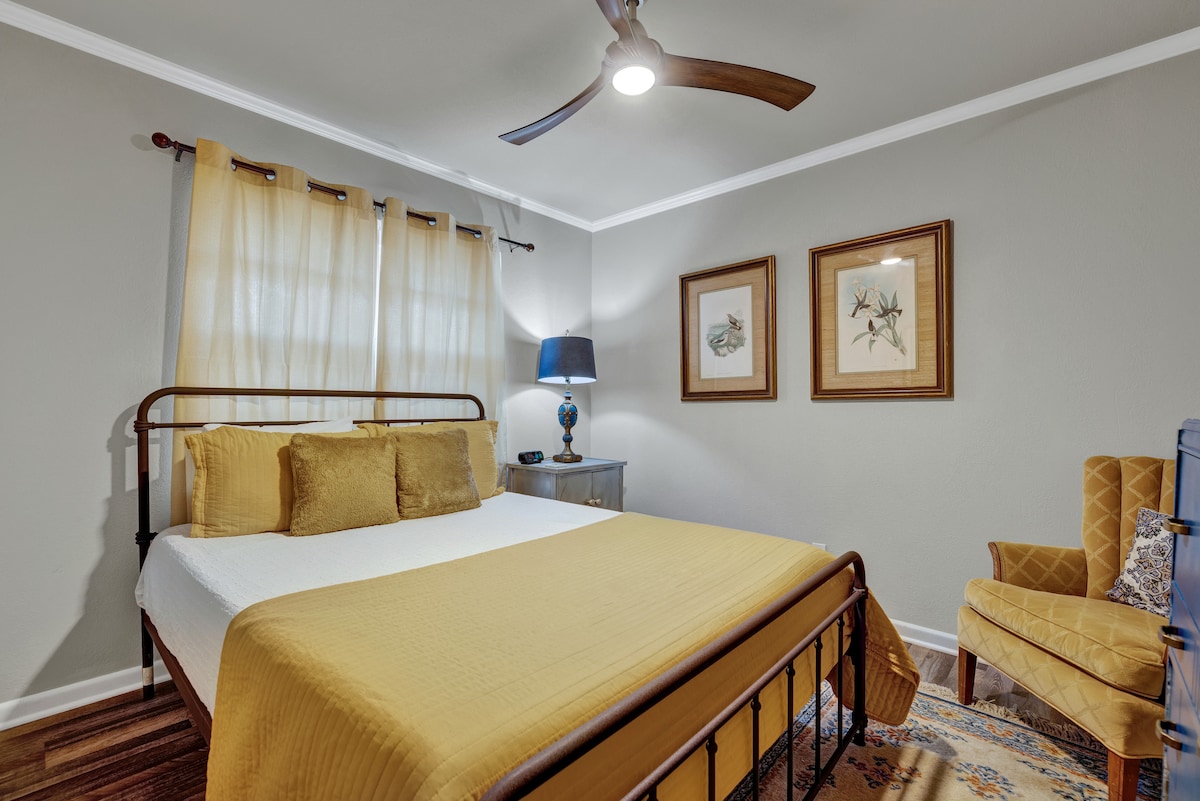 El segundo dormitorio ofrece una acogedora cama tamaño queen.