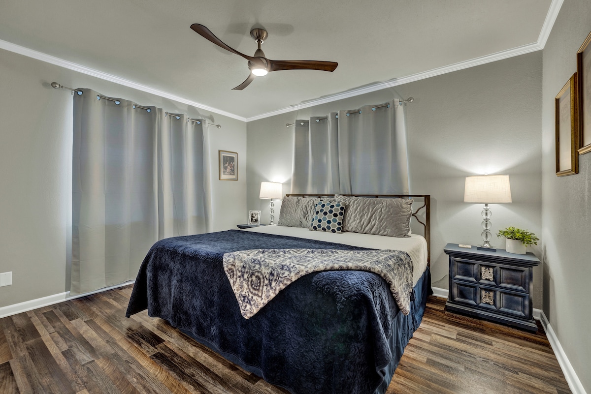 El dormitorio principal cuenta con una cama tamaño king.