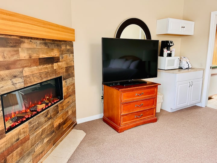 Nordic Village Resort | Highlands Top Floor King - Jackson, NH