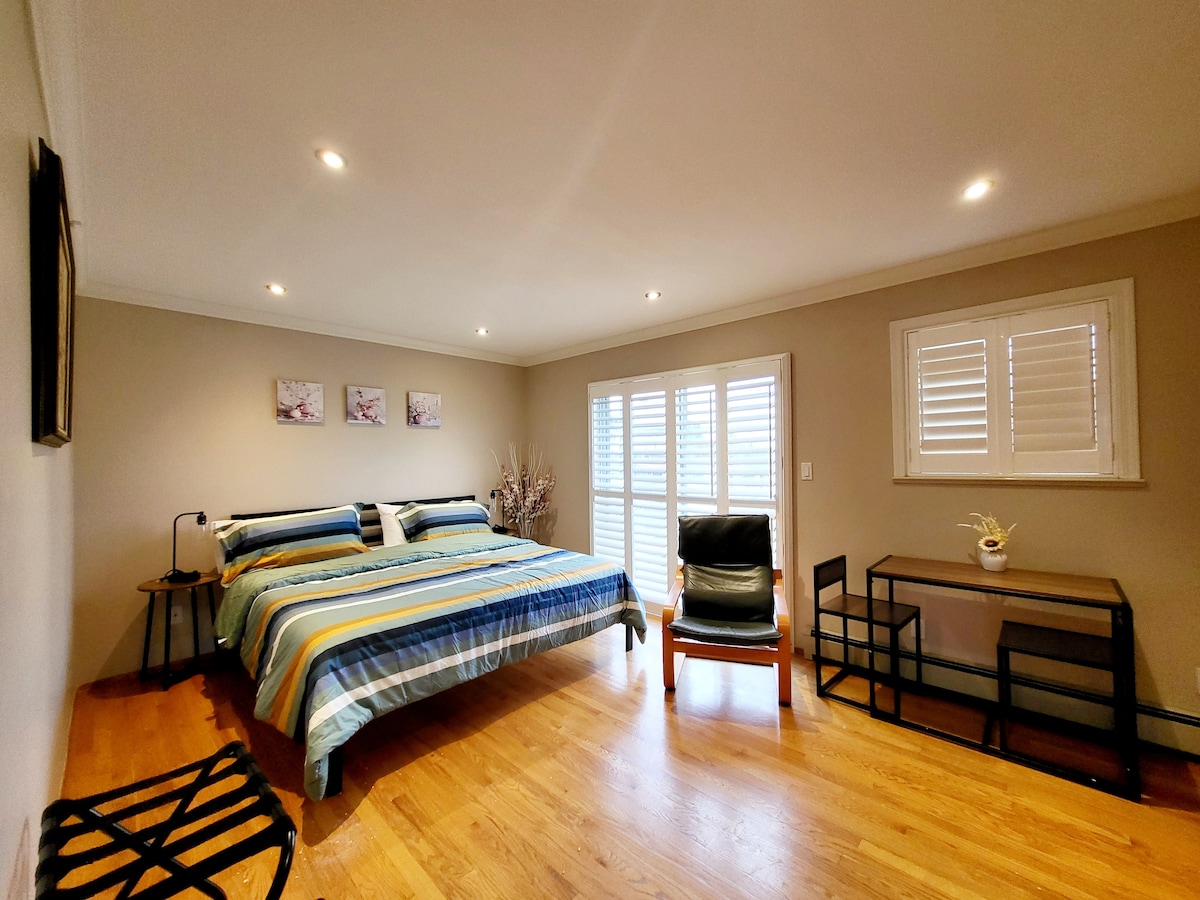 ห้องนอนขนาดคิงไซส์พร้อมสถานที่ทำงานโดยเฉพาะ