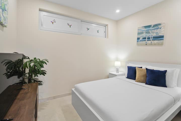 Quarto 2 | Roupas de cama de alta qualidade, roupas de cama e muitas almofadas são fornecidas para férias relaxantes.