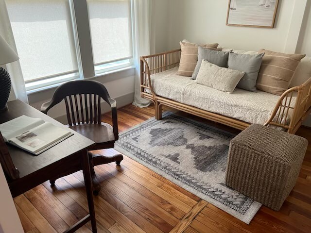 Táto svetlá a priestranná izba
slúži ako kancelária alebo spálňa.  