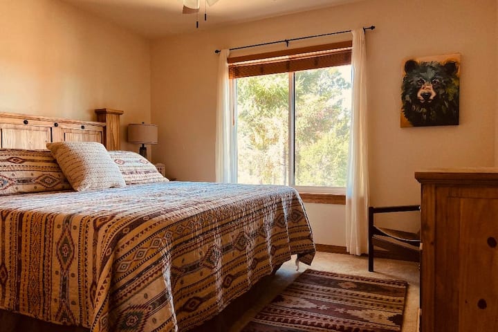 חדר שינה קינג המשני המשקיף על החצר האחורית.