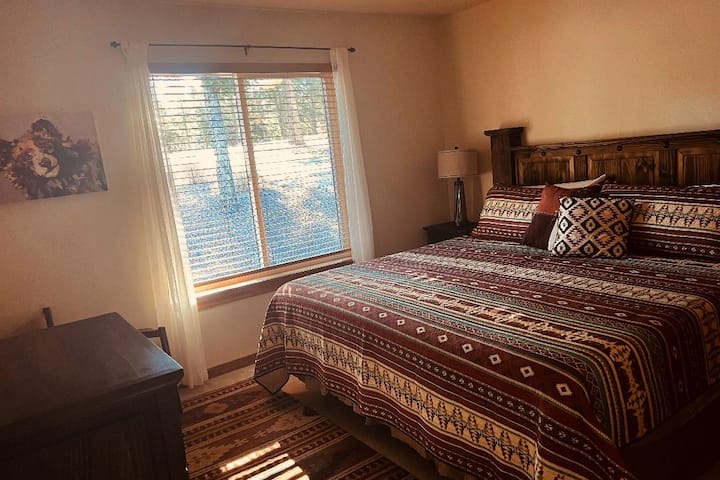 חדר שינה קינג משני המשקיף על החצר הקדמית.