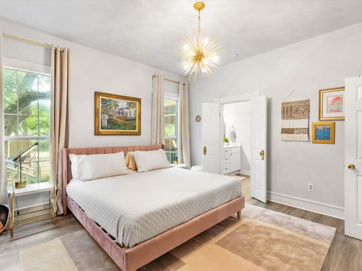 غرفة نوم رئيسية مع حمام داخلي.