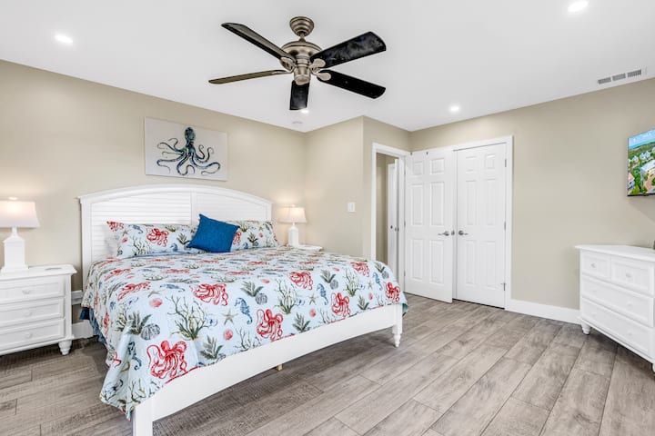 Chambre avec un lit King Size avec un matelas à oreiller suprême. C'est le plus éloigné du salon si vous aimez dormir.
Beaucoup de prises dans chaque pièce pour l'alimentation et la recharge des appareils électroniques.