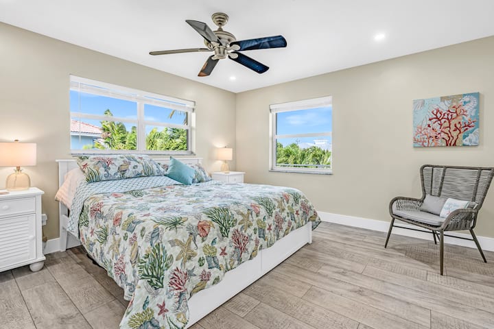 Ma chambre préférée dispose d'un lit King Size réglable SleepNumber. Choisissez votre fermeté, et avec des commandes individuelles de la tête et des pieds, vous pouvez vous asseoir pour lire ou regarder la télévision pendant que votre partenaire de lit est couché à plat pour dormir.
