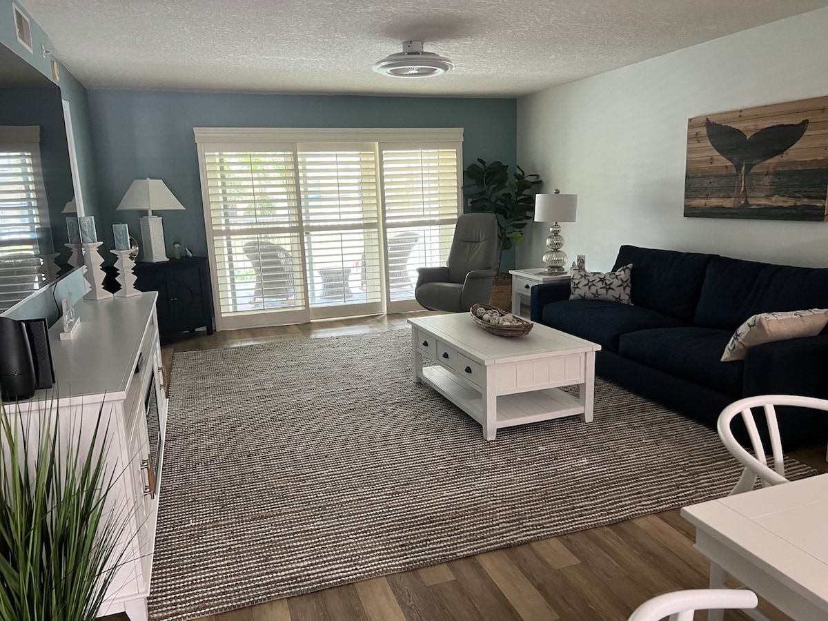 Dnevna soba
Plantaion rolete s kojih se pruža pogled na ocean. Stropni ventilator je na uvlačenje, moderni naslonjač i veliki 65-inčni Samsung pametni TV.