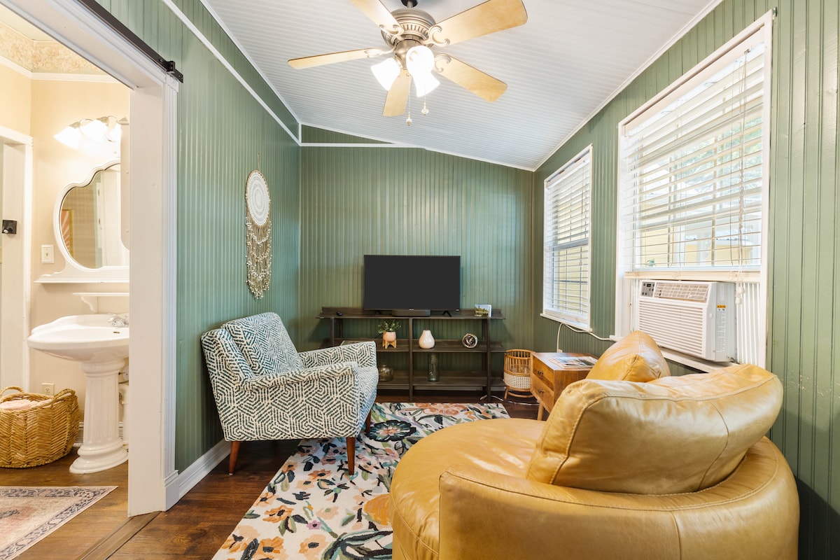 Popular Airbnb listing: Garden Cottage in Granbury