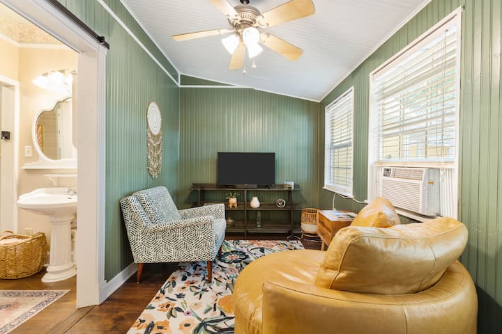 Garden Cottage - Granbury, TX