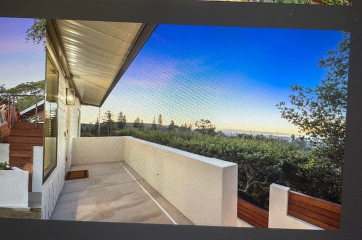 Private hilltop 3-4 bd estate in Upper Rockridge gallery image 3