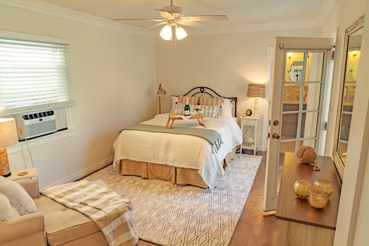 Chumba kikuu cha kulala kina kitanda kipya na mashuka, televisheni mahiri iliyowekwa ukutani, bafu lenye bafu kubwa kupita kiasi, taulo za kifahari na vistawishi vya kifahari.  Lala, pumzika, soma....