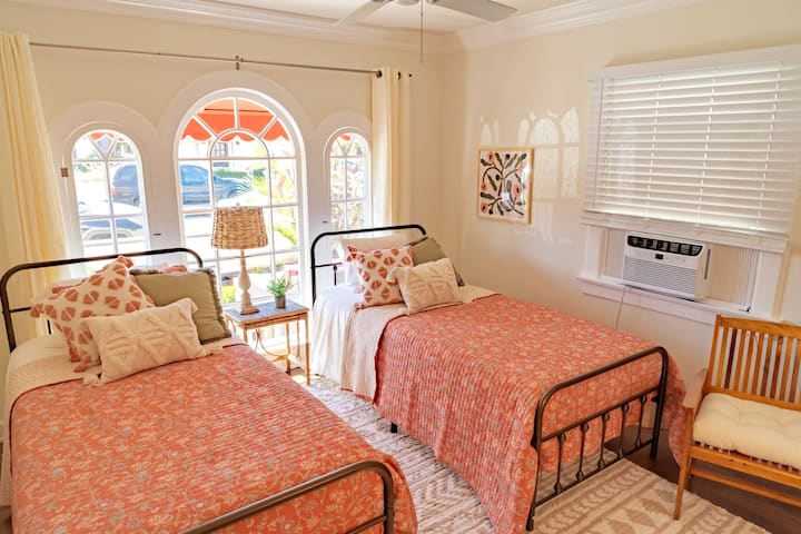 Chumba cha kulala cha 2 kina mapacha wawili wapya wa XL walio na mashuka ya kifahari.