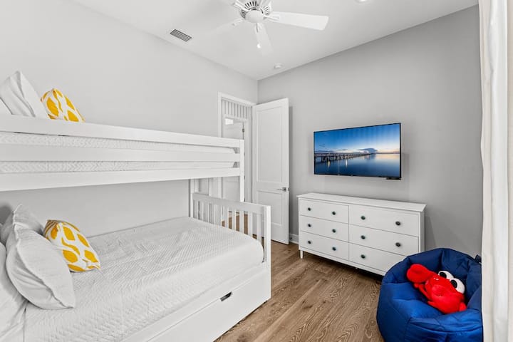 Fun for the little ones, serene for the grown-ups – our bunk room is perfect for family getaways