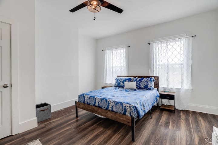 Con sábanas de alta calidad y un lujoso colchón, te ofrecerá un encantador oasis de relajación para mantenerte descansado.
