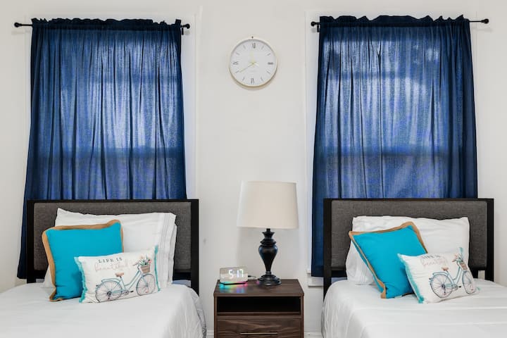 ¿Te gusta guardar las sábanas para ti solo? El dormitorio con dos camas individuales puede ser la mejor opción para ti.