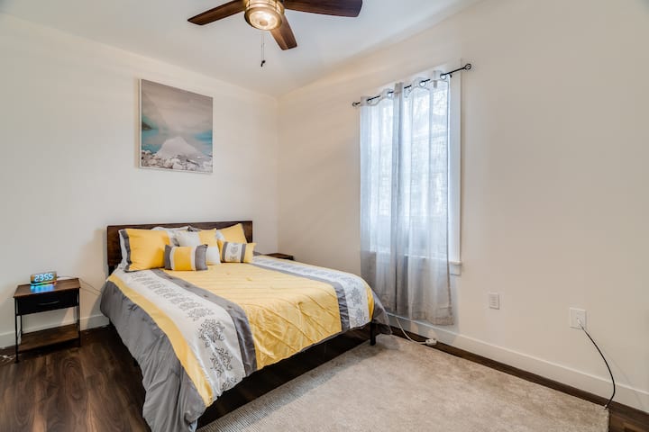 Te sentirás mimado como la realeza en la cómoda cama tamaño queen. 
