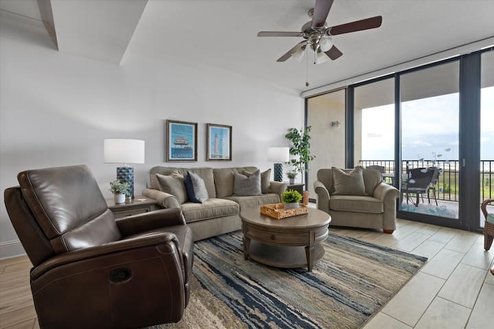 Prekrasan pogled iz profesionalno uređenog dnevnog boravka. 