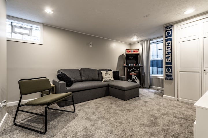 Sous-sol/salon n °2, comprend le match NBA Jam Arcade, une télévision 55"et un canapé-lit avec oreillers et draps rangés sous le canapé. Vous trouverez également des chaises pliantes supplémentaires, deux portes pour bébé et une chaise haute pour bébé située dans le placard principal du sous-sol. 