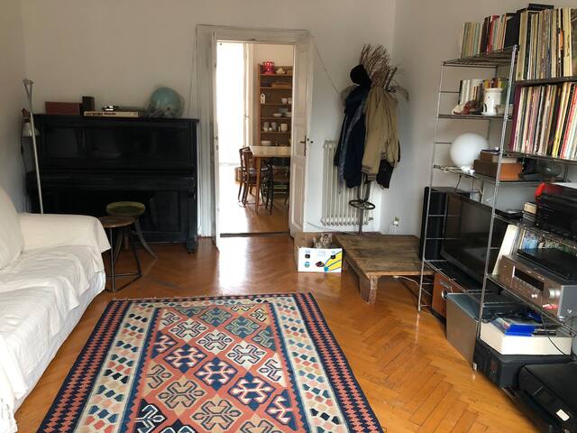 Charming apartment in a vibrant neighborhood gallery image 4