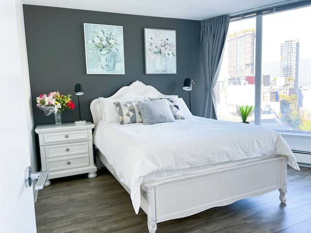 Downtown 3bd/2ba +View+Skytrain+2 Free Parking