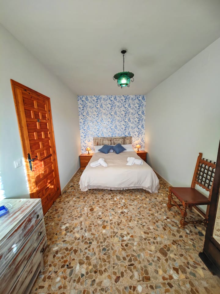 חדר שינה 3 עם מיטה בגודל 150 ס"מ. Casa Rural La Bandada in Calzada de Oropesa. 