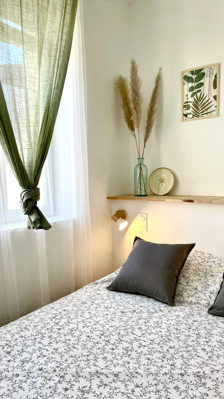 Zimmer mit Bett 160x200 in sehr guter Qualität