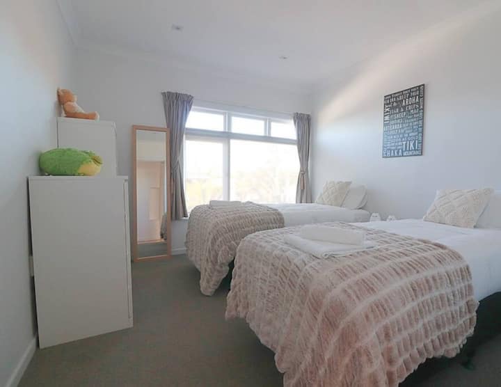 يمكن إعداد غرفة النوم الثالثة على شكل توأم أو مزدوج.