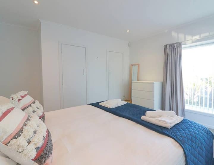 غرفة نوم ثانية كبيرة مع خزانة ملابس ومكتب.