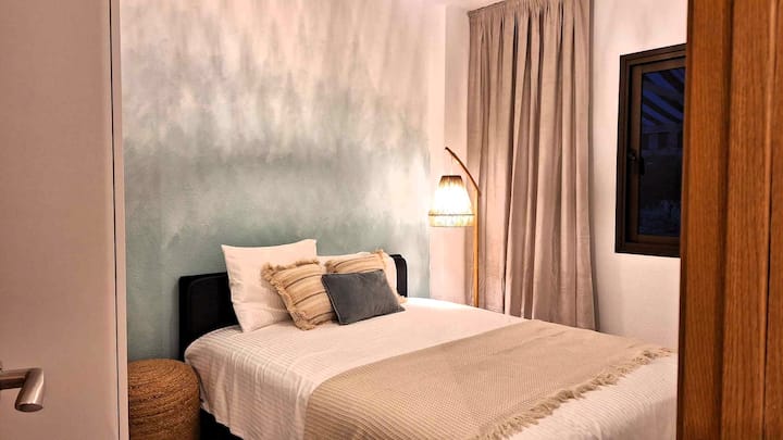 مع حلول الليل، اعثر على الهدوء والاسترخاء في غرفة النوم المريحة هذه.