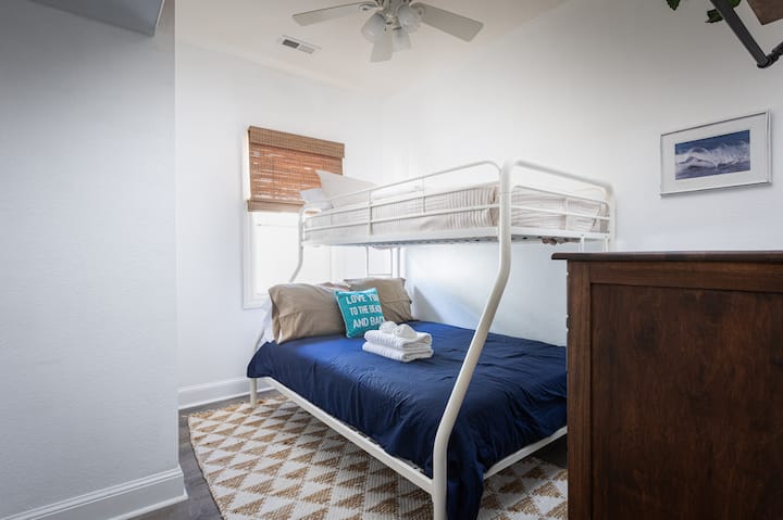 Troisième chambre : simple sur deux lits superposés, commode et placard.