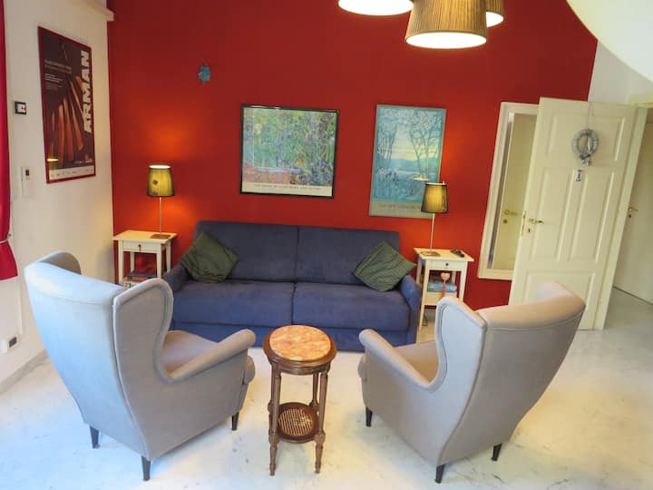 Sebule iliyo na sofa ya starehe ambayo inakuwa kitanda kikubwa chenye starehe