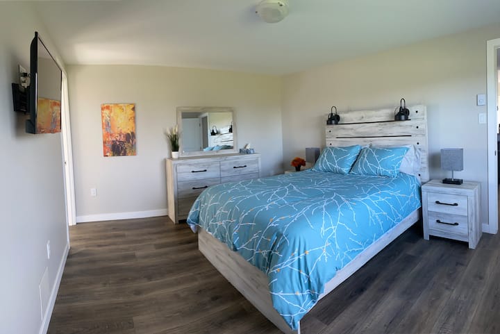 Მთავარი საძინებელი ცალკე სააბაზანოთი და დიდი გასეირნებით კარადაში.
Საწოლი ორადგილიანი კუთხით.