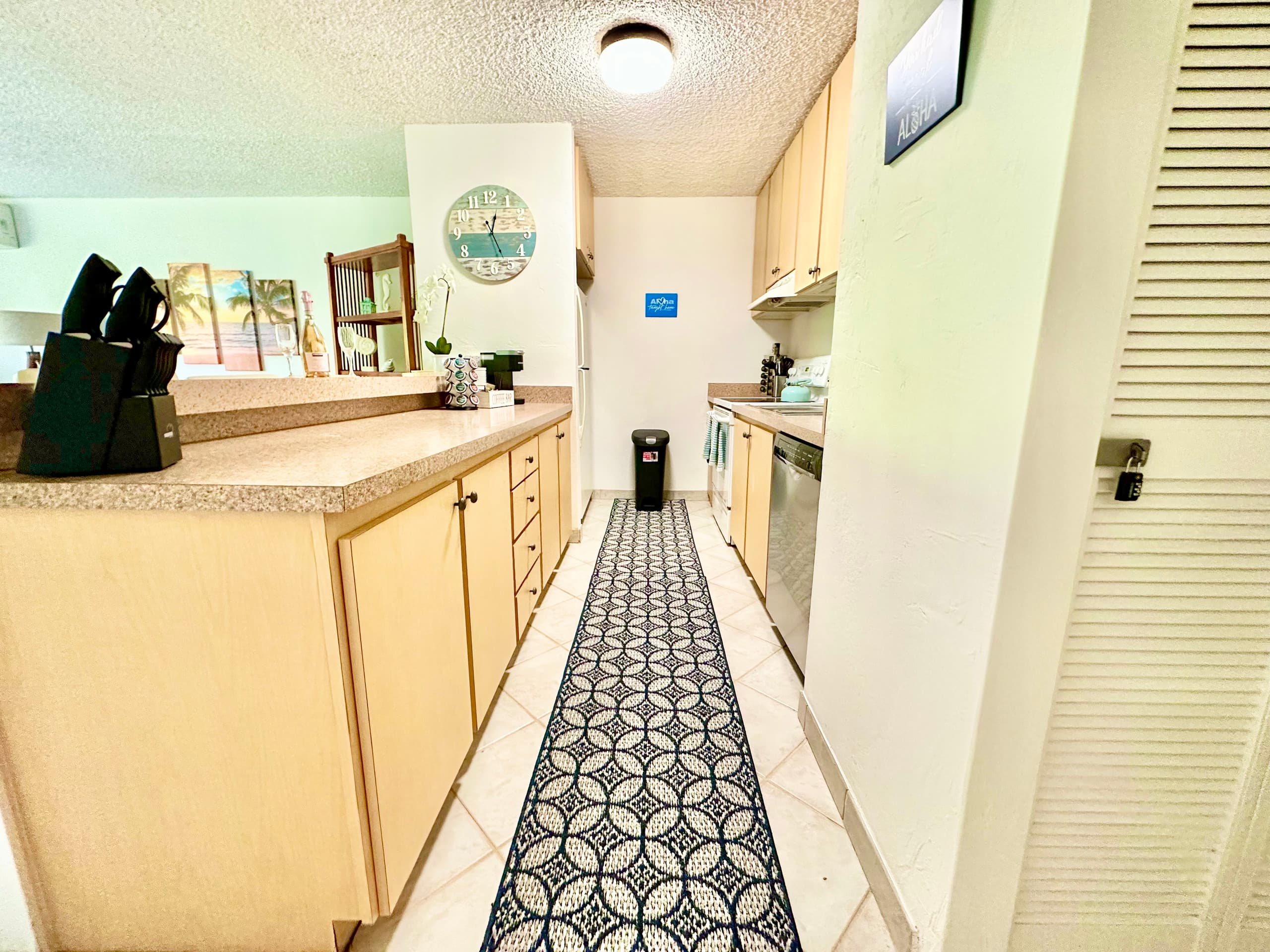 Private, 5 minutes to downtown & beach - Photo 9