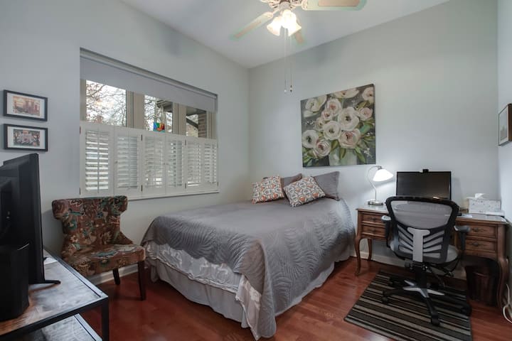 3e chambre/espace de bureau.  Télévision 48"avec Roku.  Lit queen size.  Ventilateur de plafond.  Moniteur : apportez votre propre ordinateur.  Aucun placard disponible dans cette pièce.