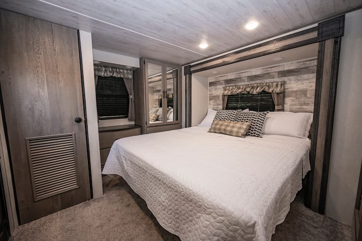 The Master Bedroom is also extremely spacious with a King Size bed and plenty of Dresser/Cabinet space- all Linens provided