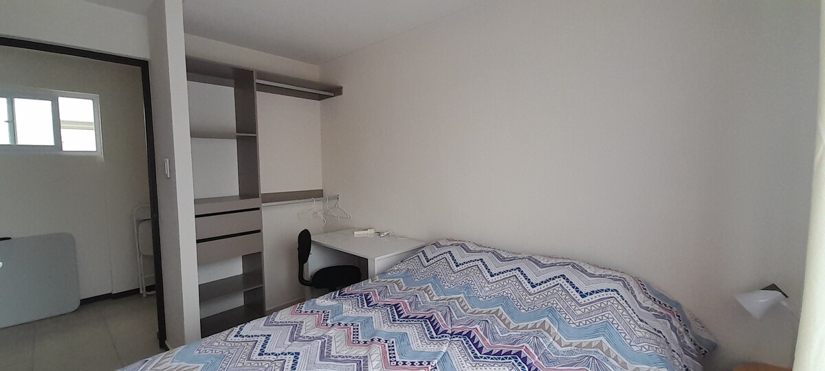 Soba 1 s radnim stolićem, noćnim ormarićem, svjetiljkom, ormarom, ventilatorom.