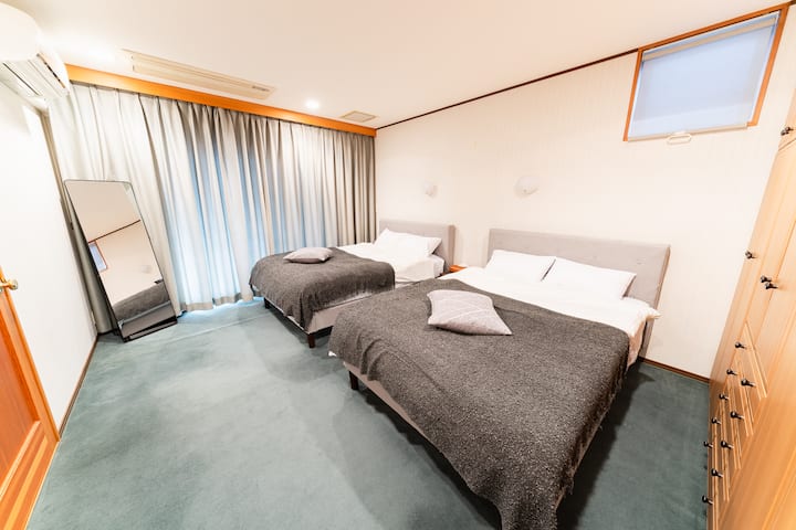Existem duas camas de casal neste quarto.