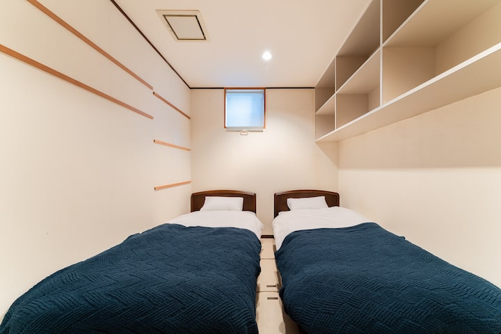 Há duas camas de solteiro neste quarto.