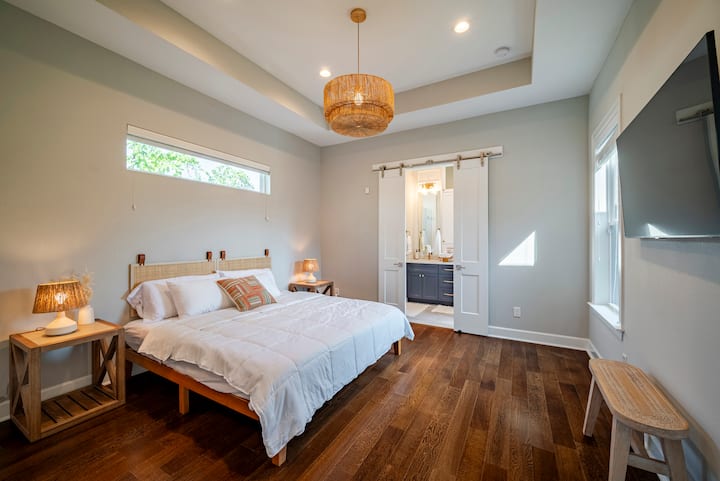 ห้องนอนใหญ่: ที่นอนเมมโมรี่โฟมขนาดกลางขนาดกลางขนาดคิงไซส์พร้อมผ้านวมนุ่มมากๆ มีสมาร์ททีวีขนาด 55 นิ้วเพื่อเพลิดเพลินไปกับภาพยนตร์ยามค่ำคืนบนเตียงของคุณ นอกจากนี้ยังมีห้องน้ำส่วนตัวสะอาดทันสมัยและกว้างขวาง