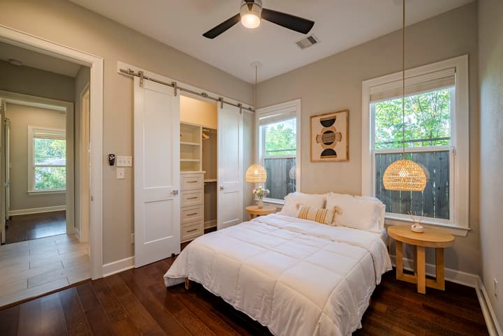 ห้องนอน 3: ห้องนอนโปรดของฉันมีไฟหวายที่ออกแบบมา 2 ดวงวางอยู่บนโต๊ะกลางคืน รอจนถึงกลางคืนและเปิดไฟเพียง 2 ดวงนี้ บรรยากาศหรือยัง?!

เมมโมรี่โฟมขนาดกลางขนาดควีนไซส์พร้อมผ้านวมนุ่มพิเศษพิเศษ